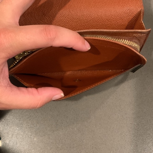 Louis Vuitton wallet with cash and zipper compartment. Date Code SD0030 - Picture 4 of 13